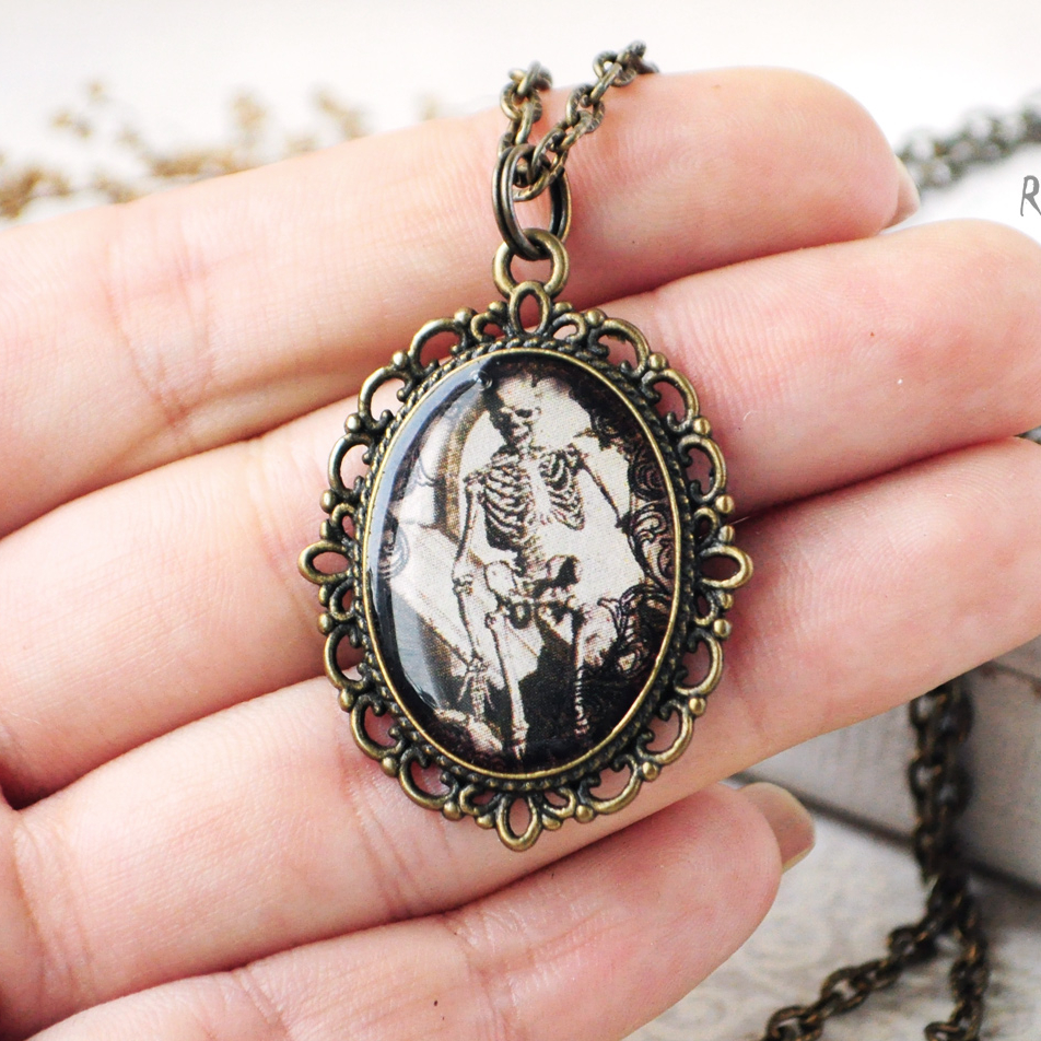 Скелет - винтажный кулон на длинной цепочке