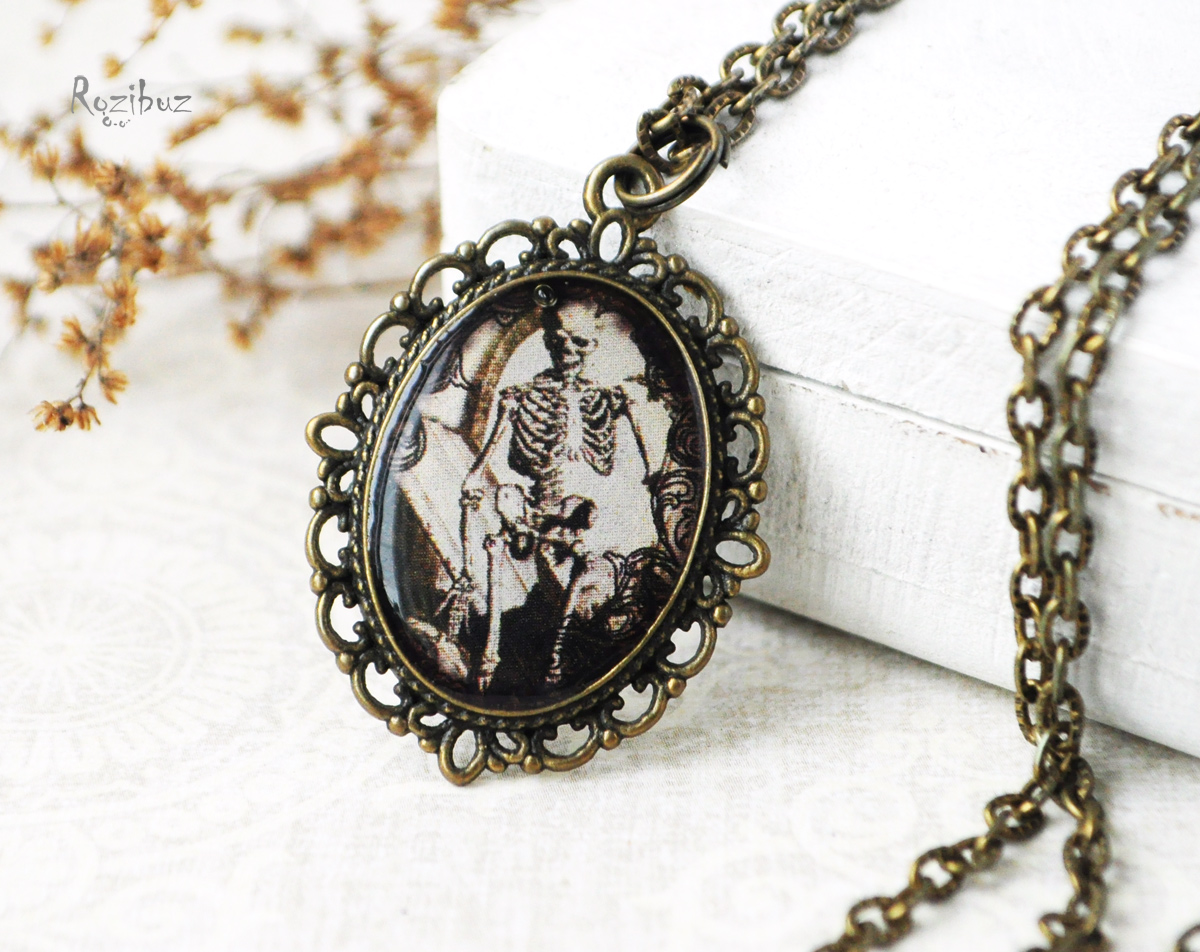 Скелет - винтажный кулон на длинной цепочке