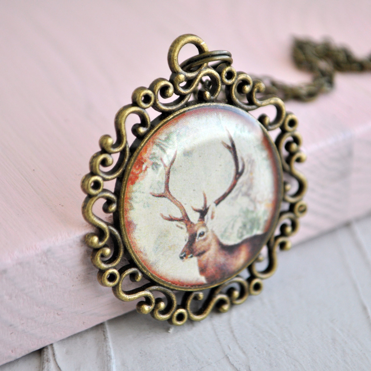 Олень с розами - винтажный кулон на длинной цепочке