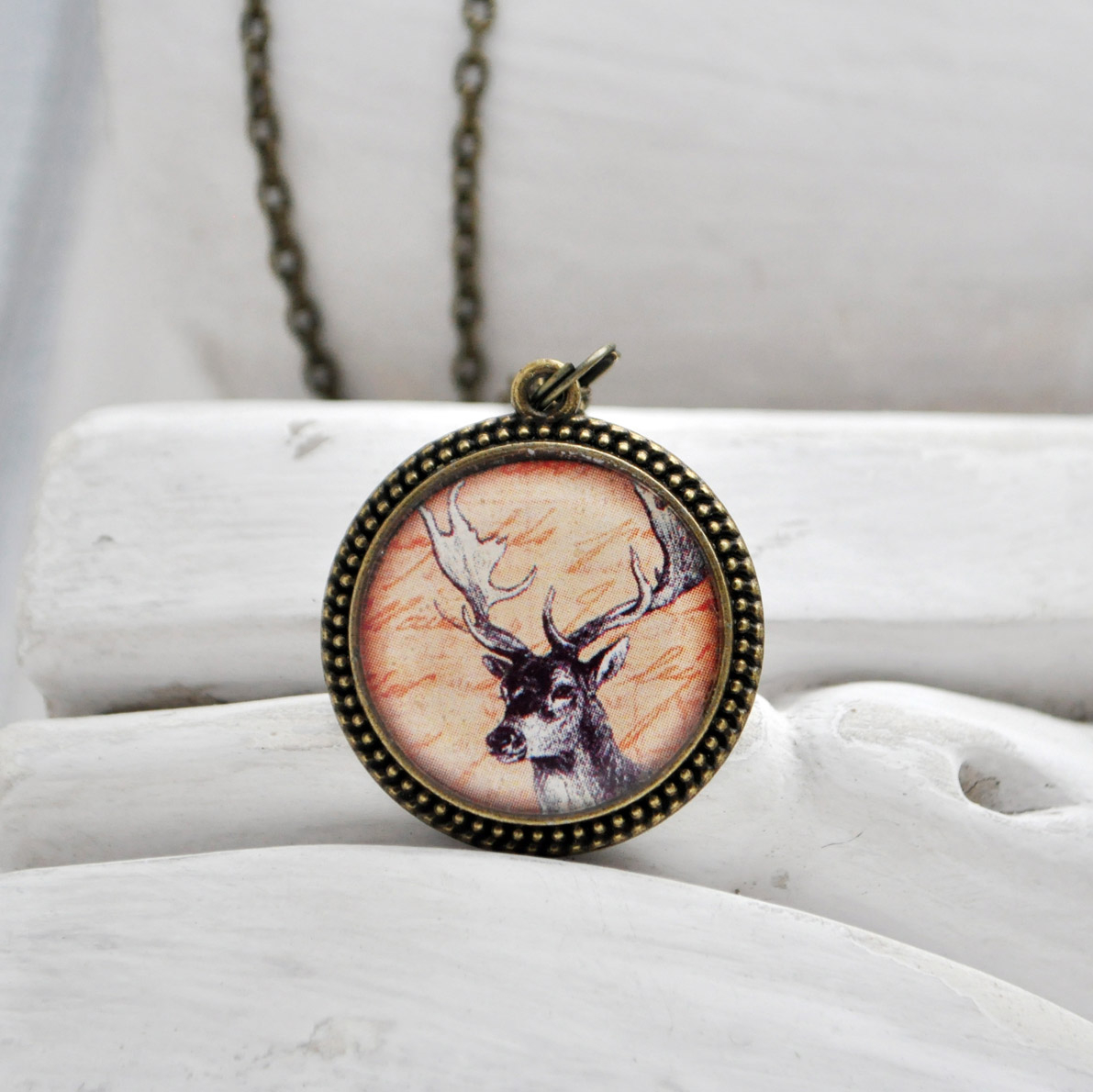 Олень - винтажный кулон на длинной цепочке