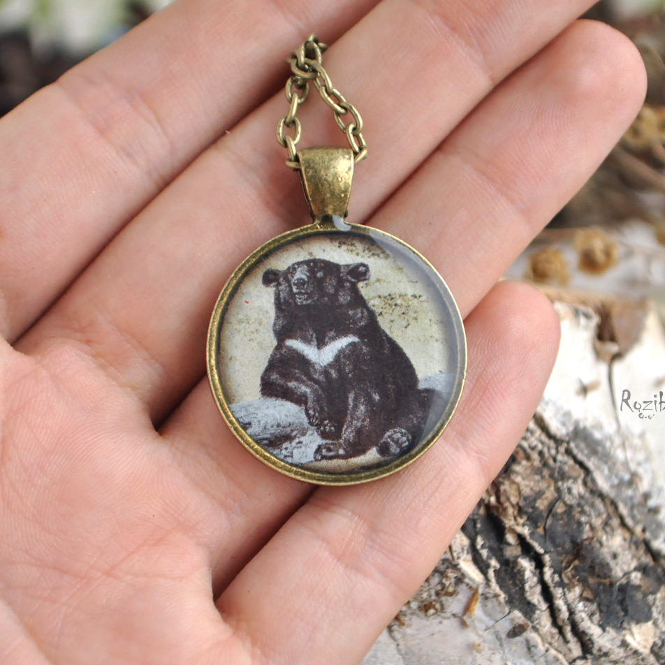 Медведь - винтажный кулон на длинной цепочке