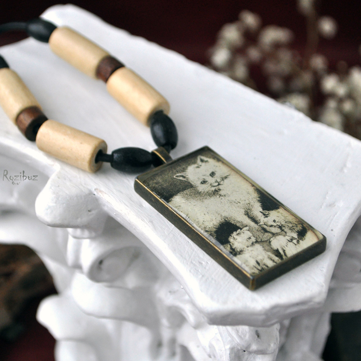 Кошка с котятами - винтажный кулон