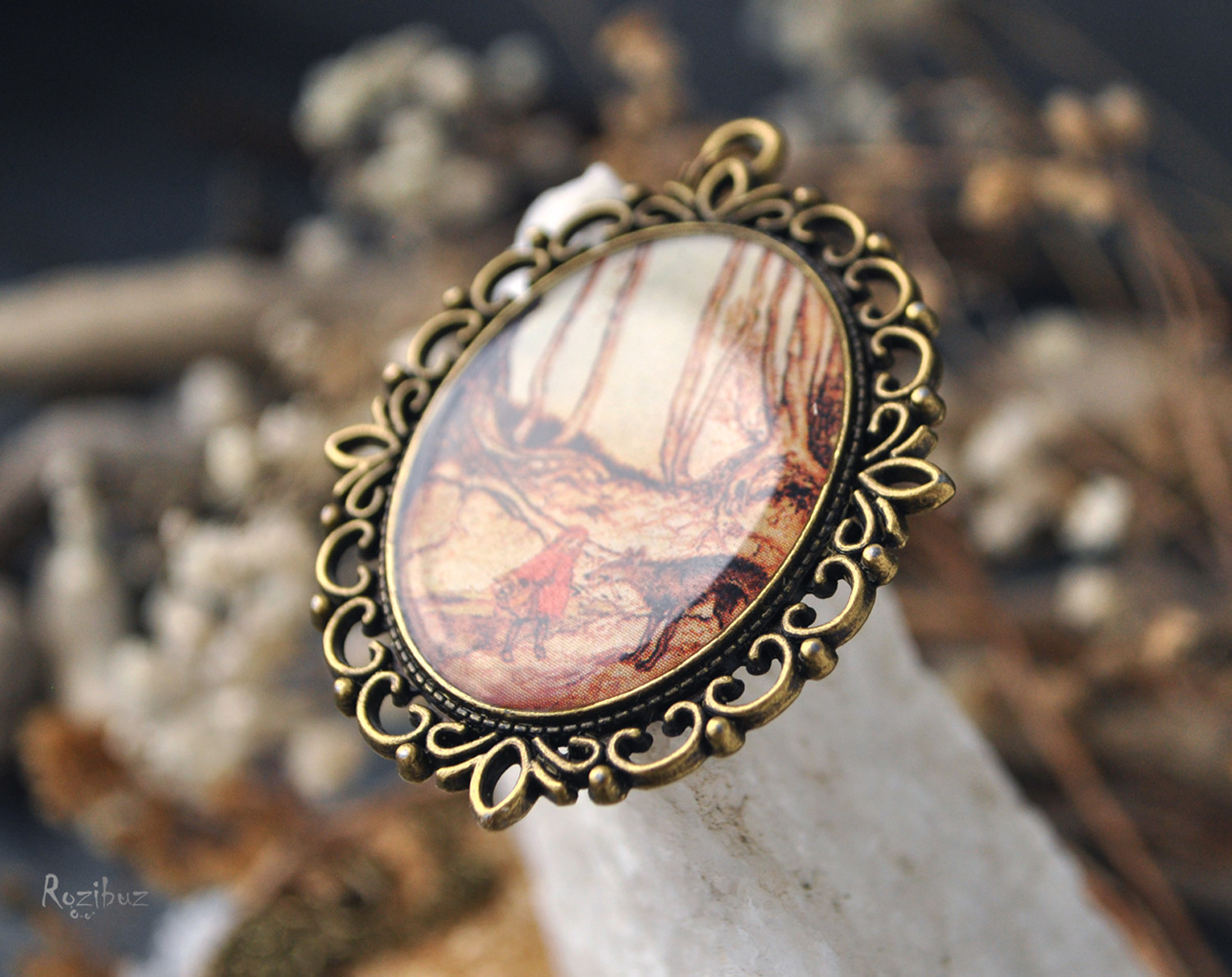 Красная шапочка и серый волк - большой винтажный кулон на длинной цепочке