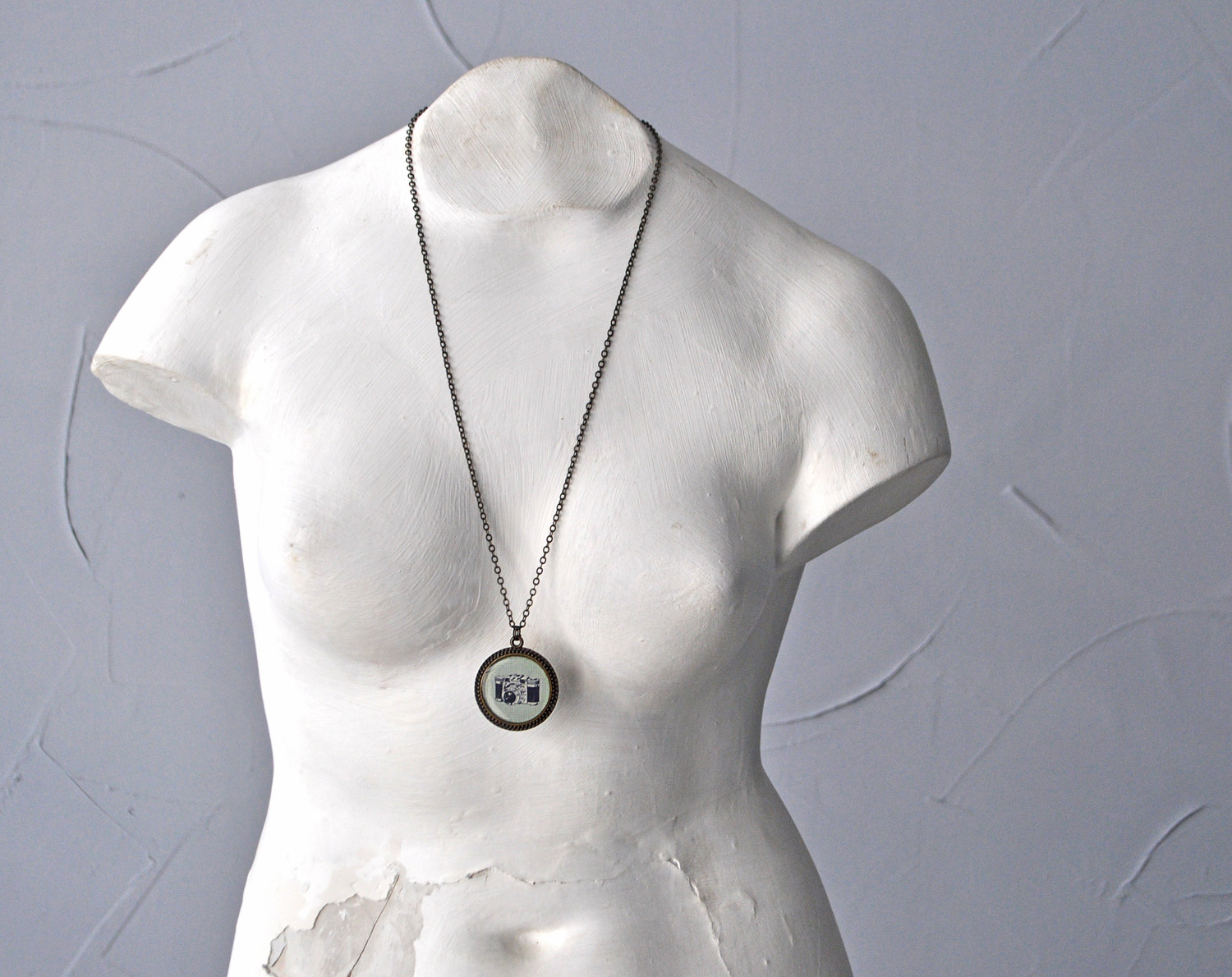 Фотоаппарат винтажный - винтажный кулон на длинной цепочке