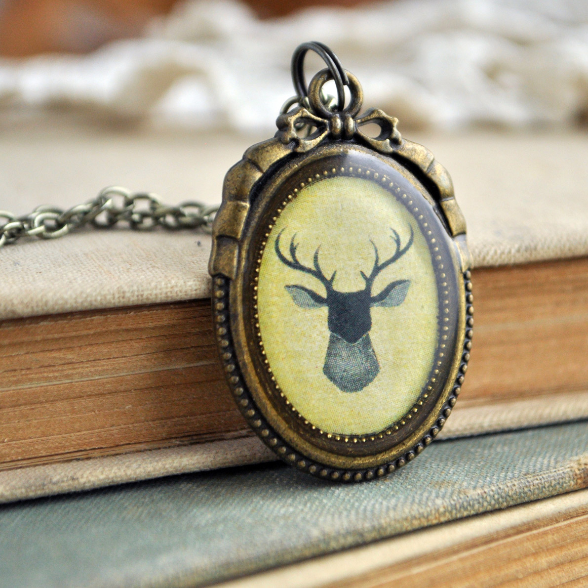 Олень силуэт зеленый - винтажный кулон на длинной цепочке