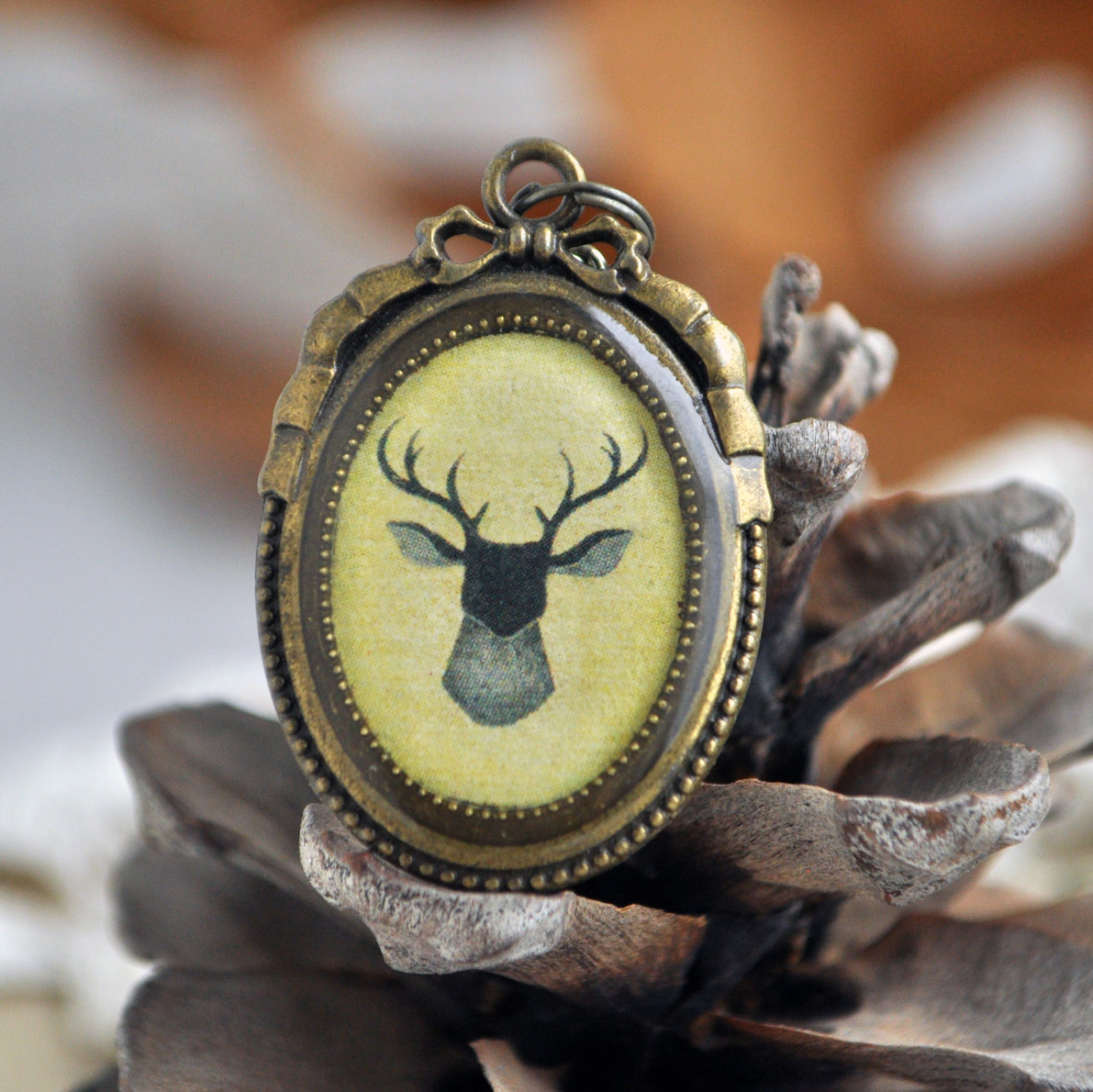 Олень силуэт зеленый - винтажный кулон на длинной цепочке