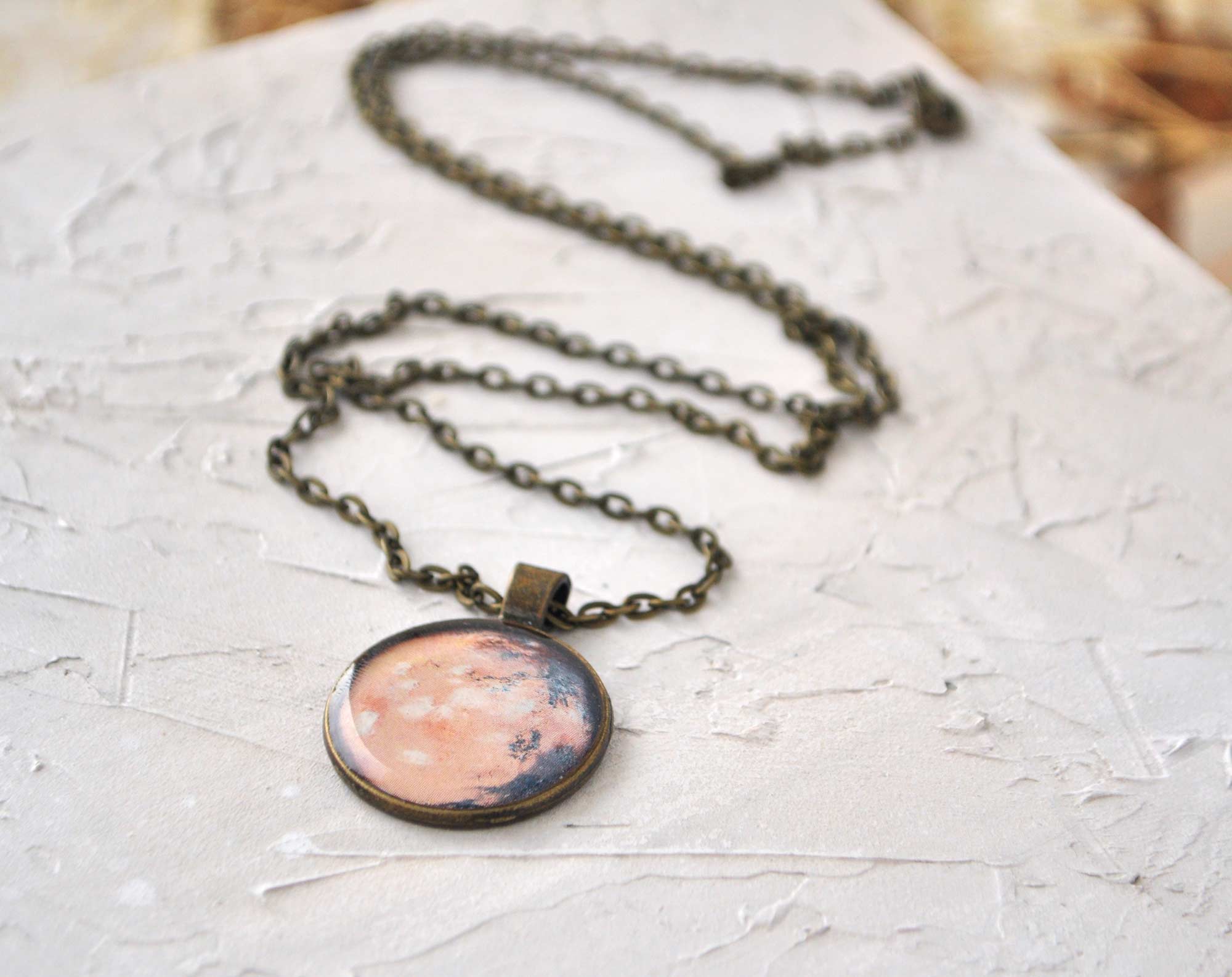 Марс - винтажный кулон на длинной цепочке