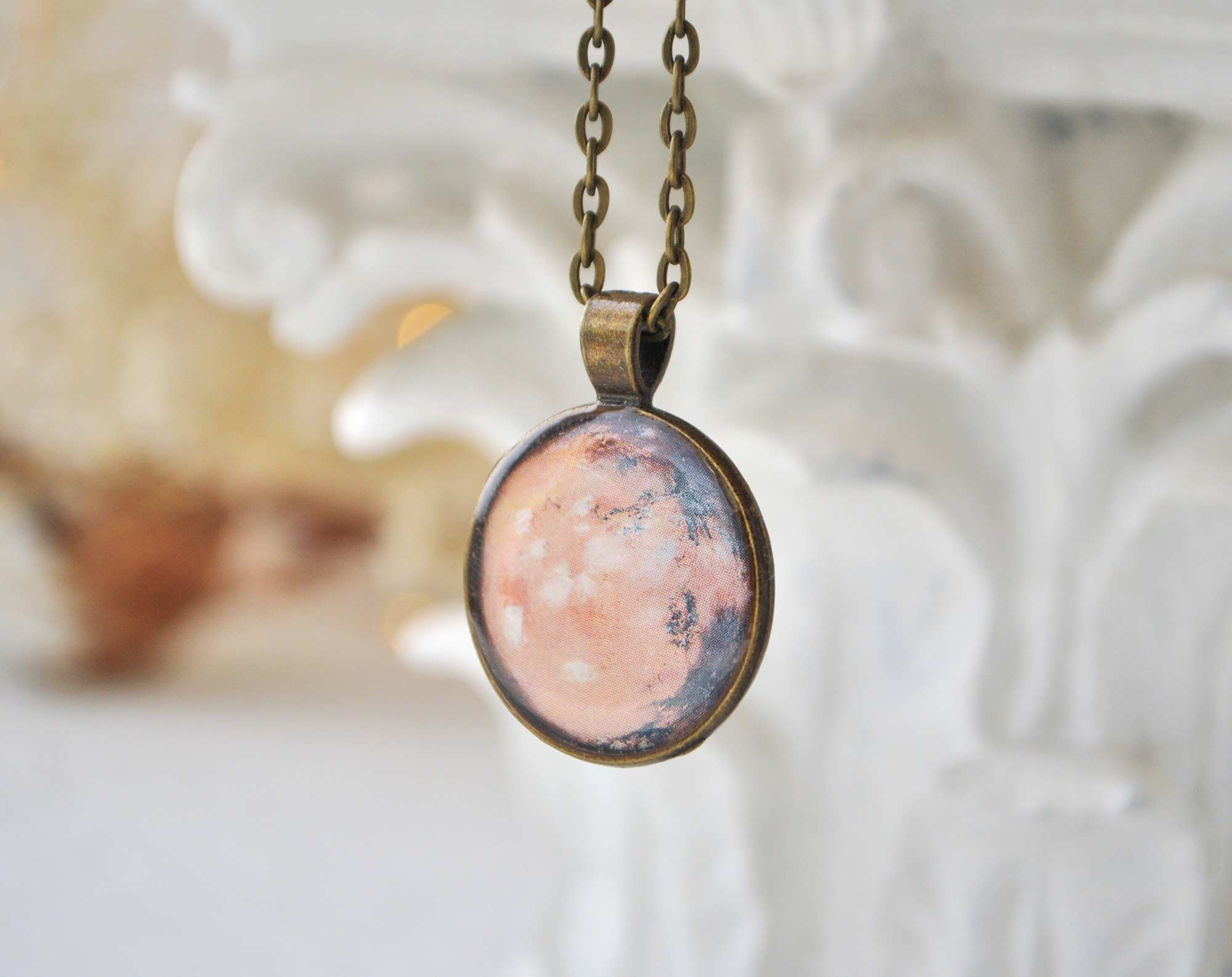 Марс - винтажный кулон на длинной цепочке