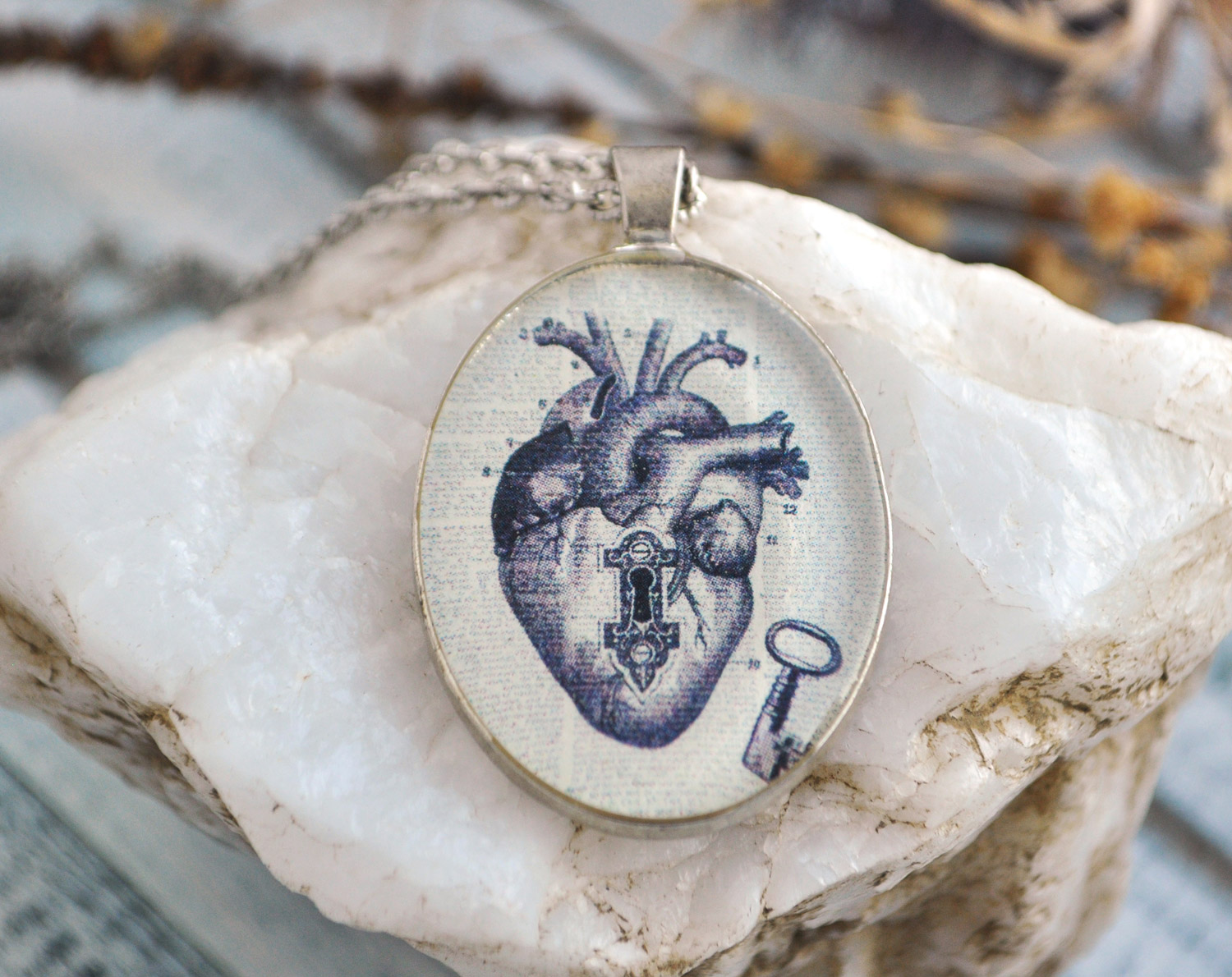 Анатомическое сердце - большой винтажный кулон на длинной цепочке