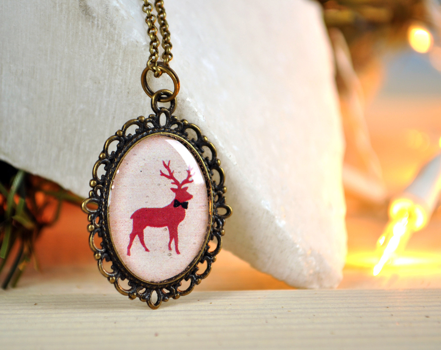 Олень силуэт красный с бабочкой - винтажный кулон на длинной цепочке