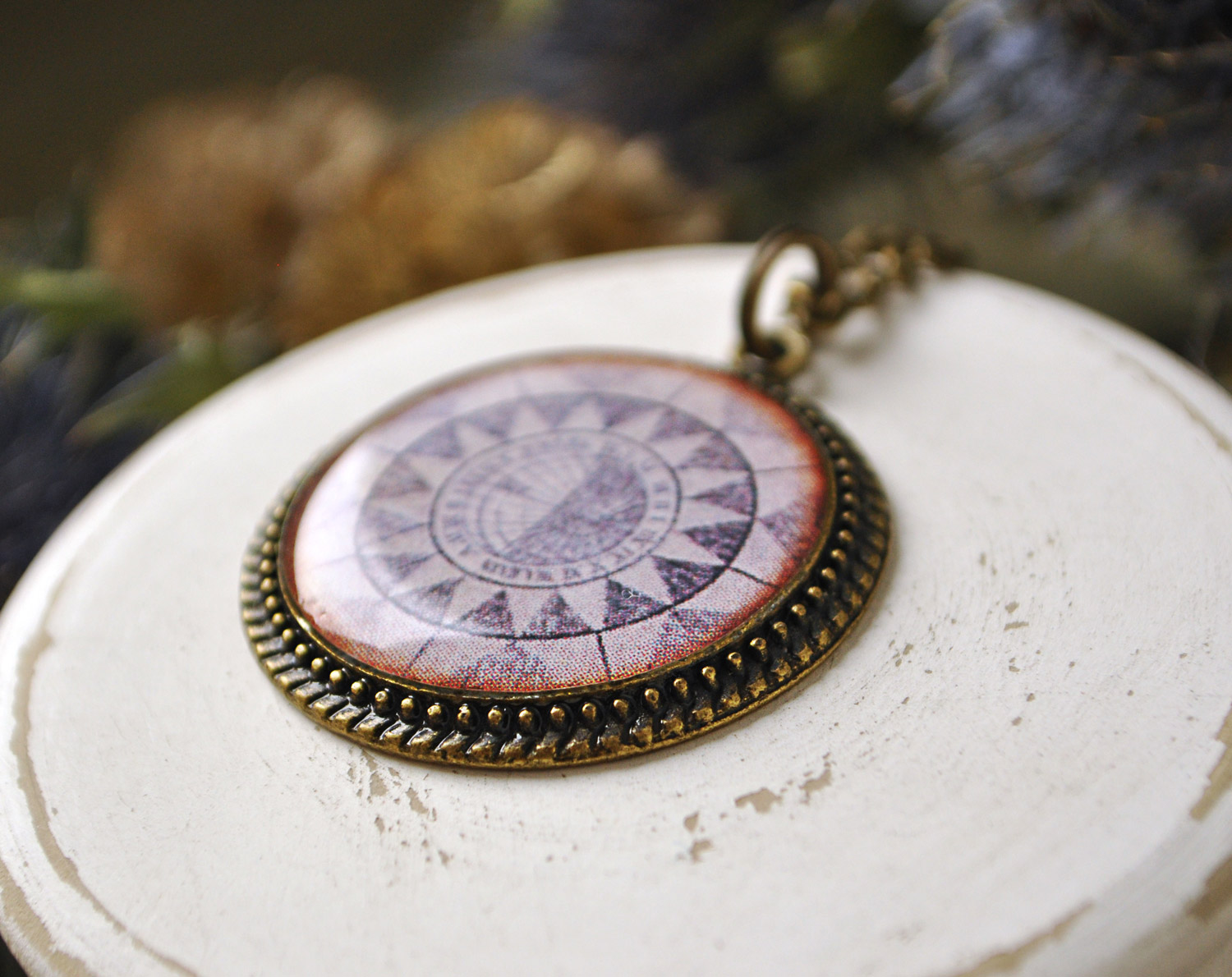 Астрономический календарь - винтажный кулон на длинной цепочке