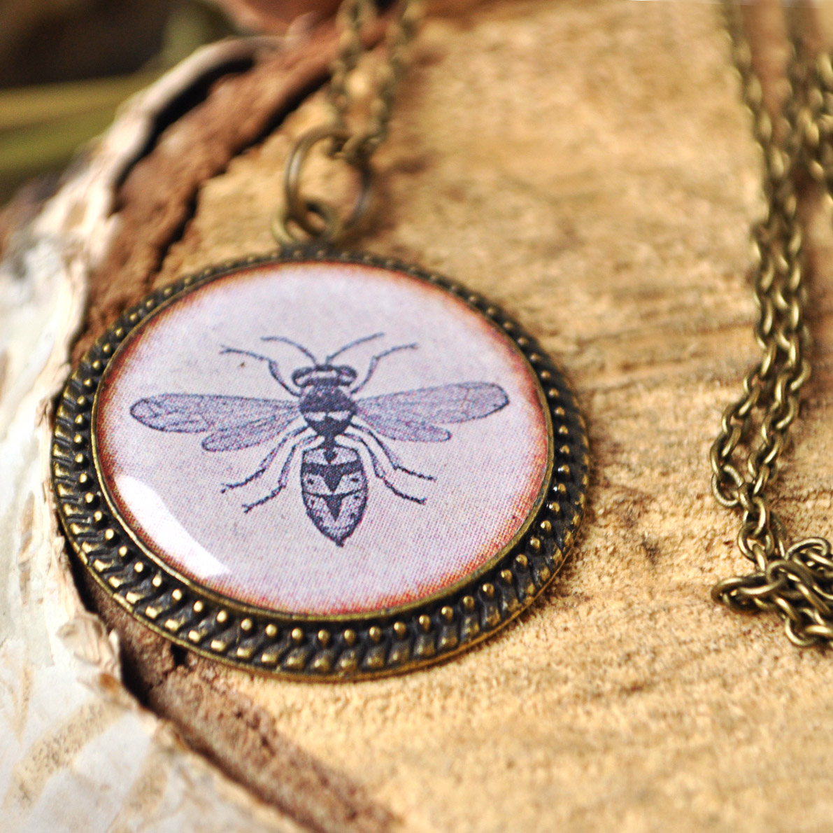 Мушка - круглый винтажный кулон на длинной цепочке