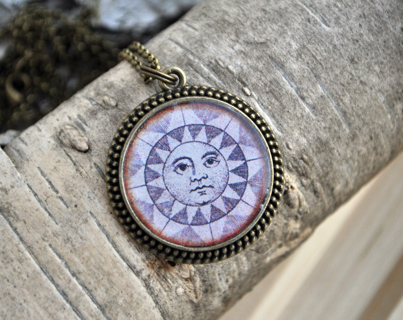 Солнце - винтажный кулон на длинной цепочке