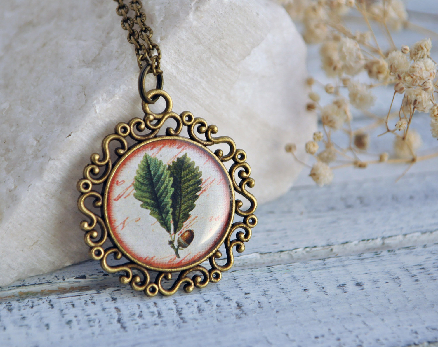 Желудь с листиками - винтажный кулон на длинной цепочке