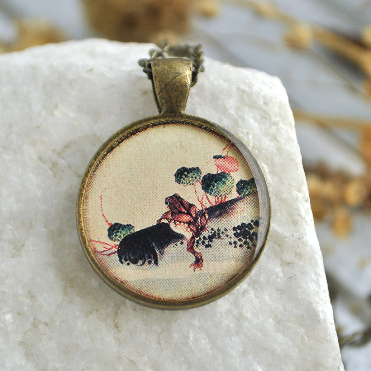 Лягушка - винтажный кулон на длинной цепочке