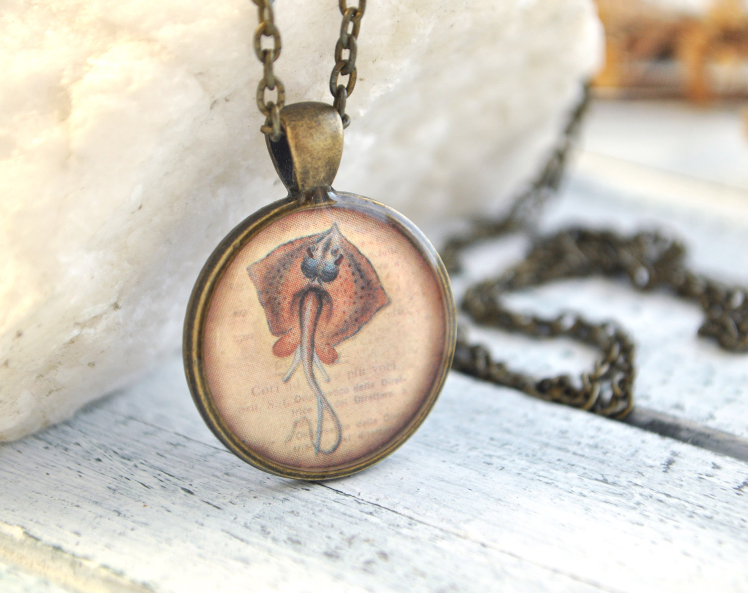 Скат - винтажный кулон на длинной цепочке