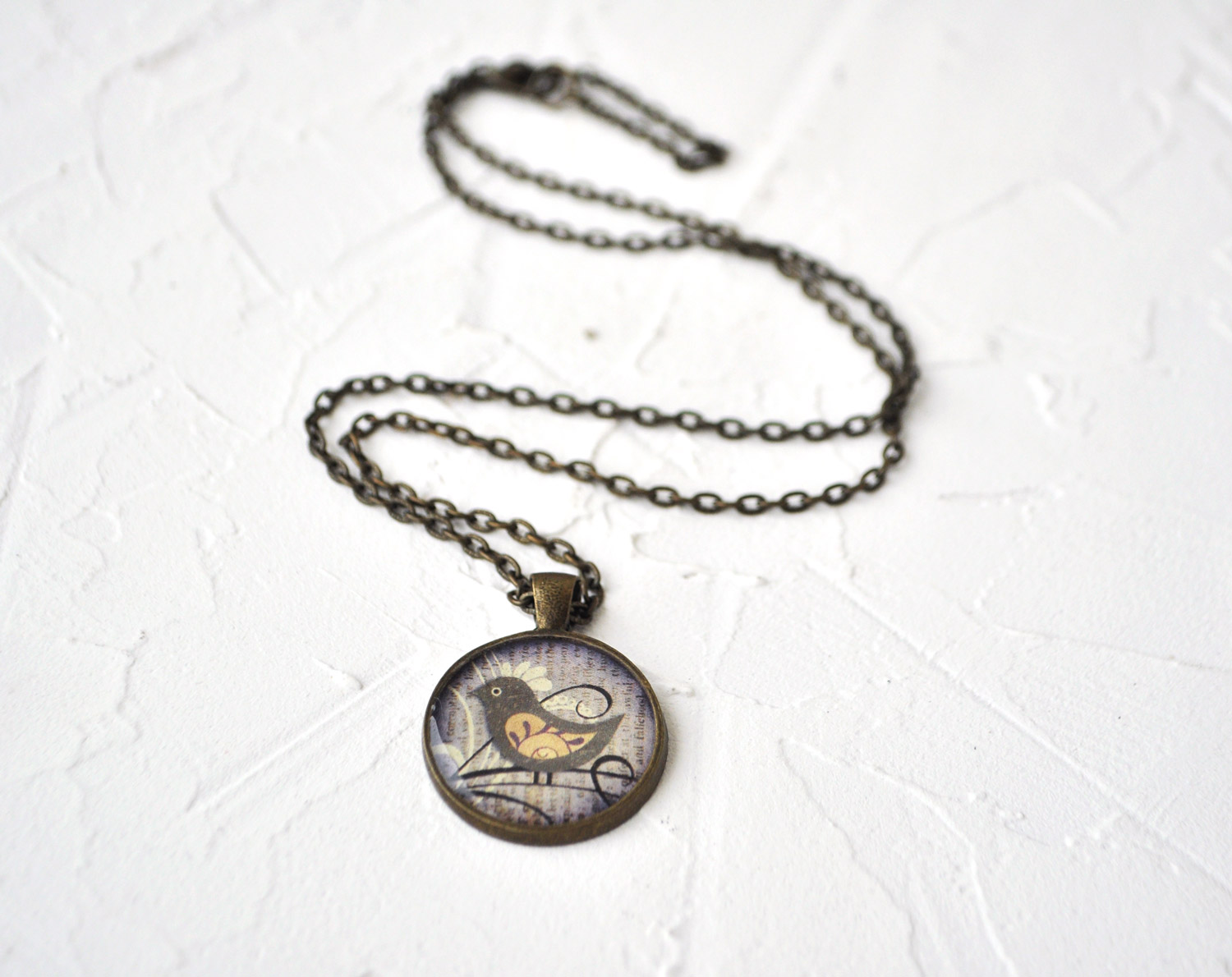 Птичка сиреневая - винтажный кулон на длинной цепочке