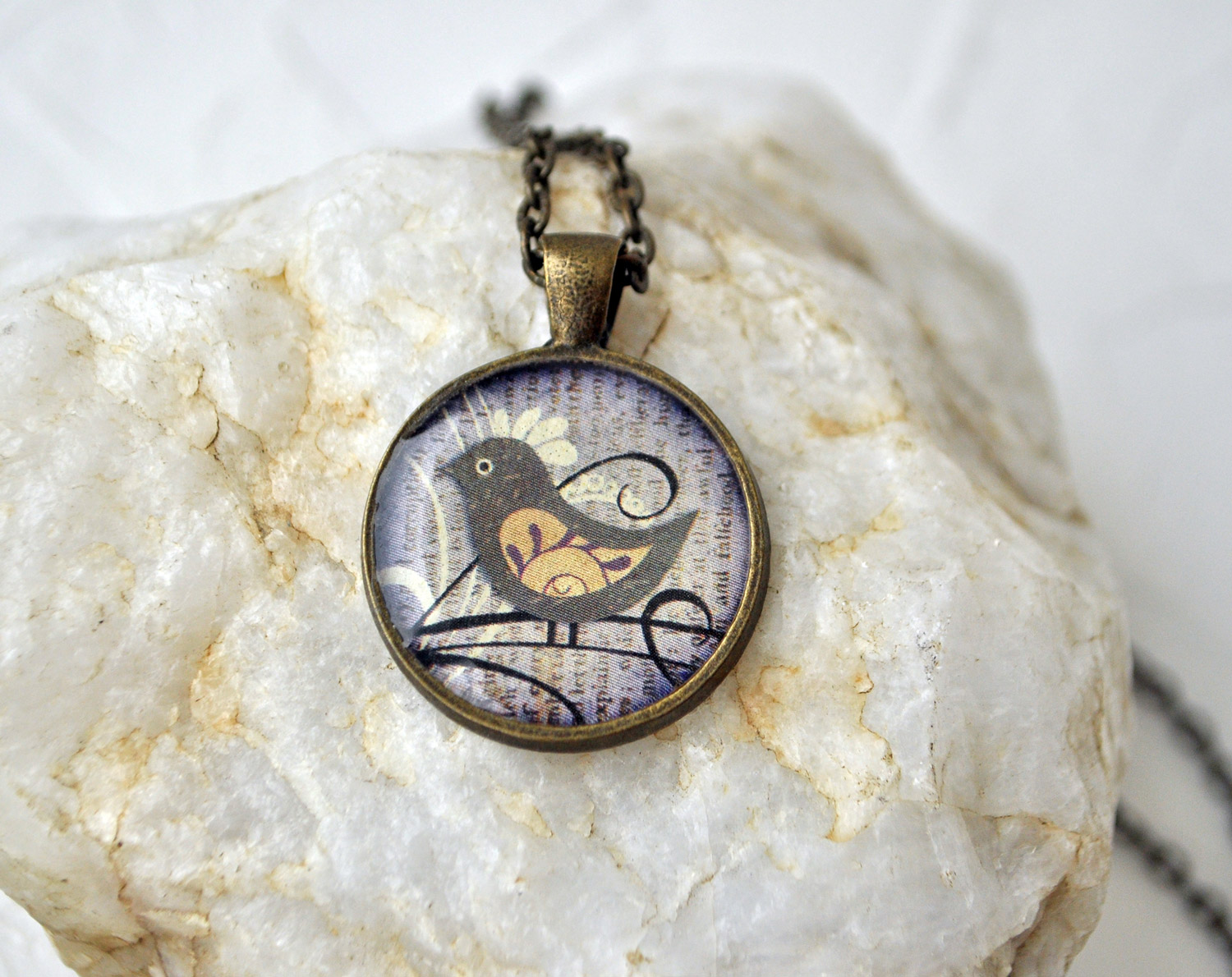Птичка сиреневая - винтажный кулон на длинной цепочке