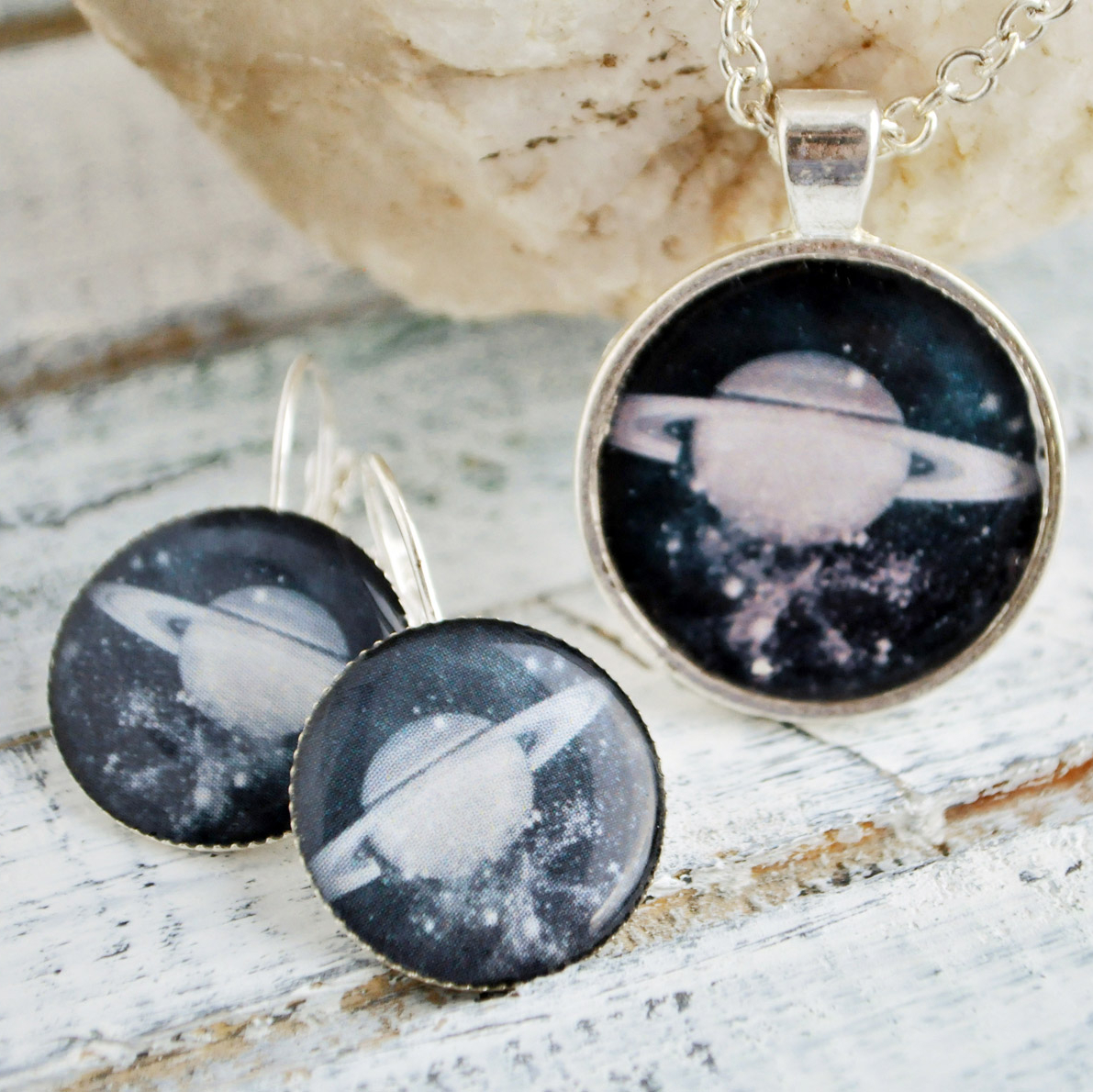 Сатурн - кулон на длинной цепочке