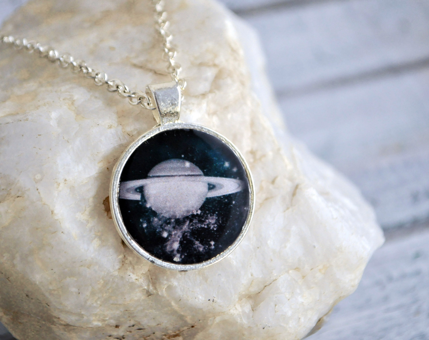 Сатурн - кулон на длинной цепочке