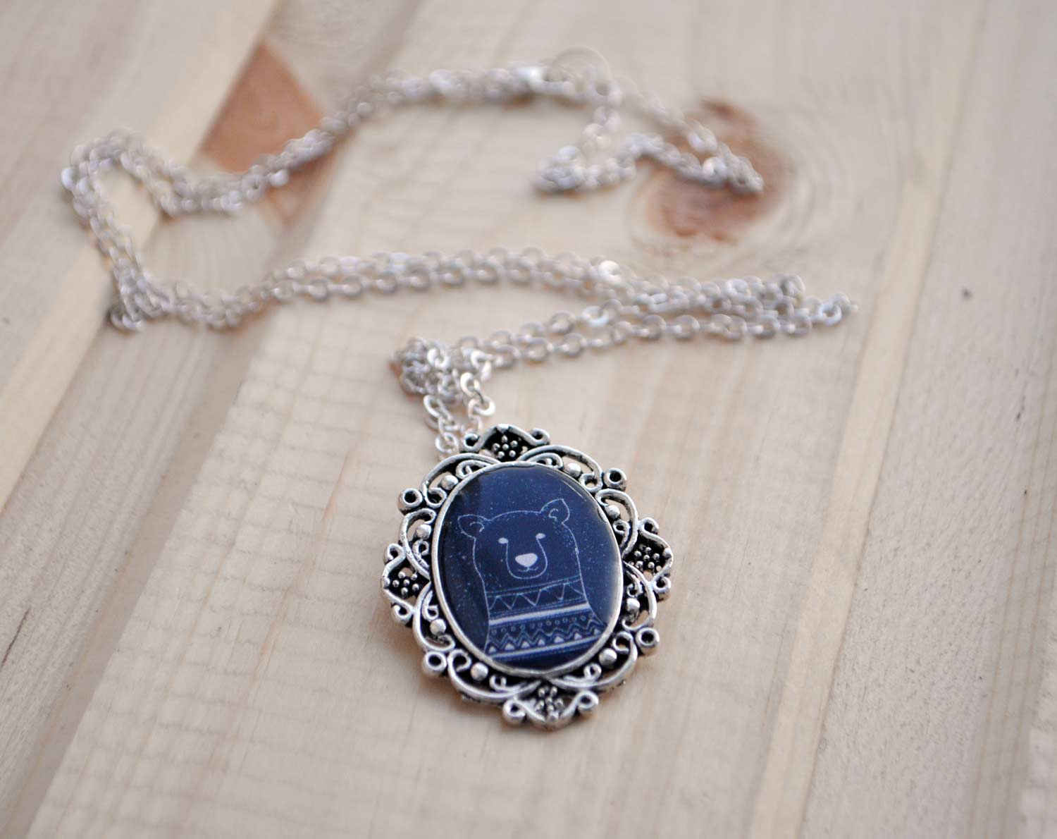 Медведь зимний - винтажный кулон на длинной цепочке