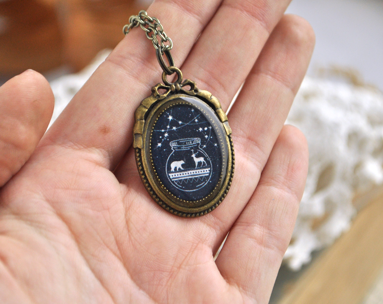Банка с животными - винтажный кулон на длинной цепочке
