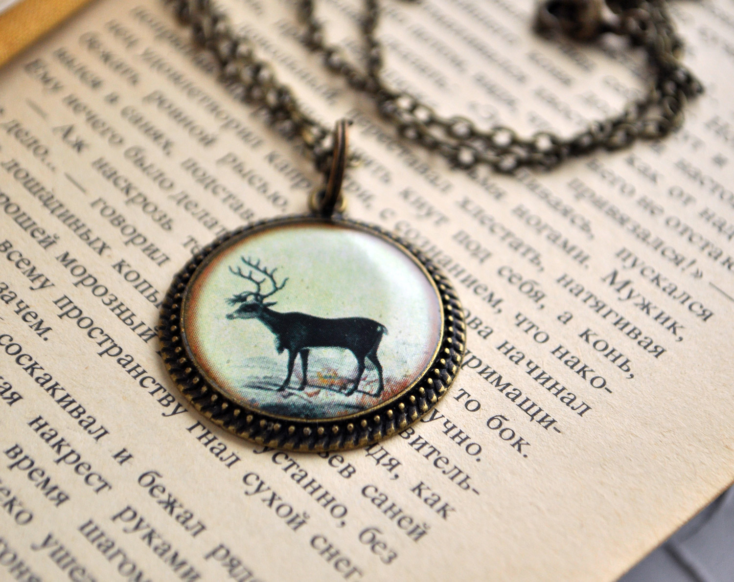 Северный олень - винтажный кулон на длинной цепочке
