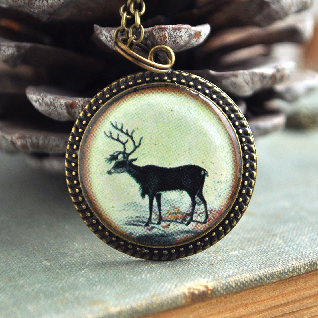 Северный олень - винтажный кулон на длинной цепочке