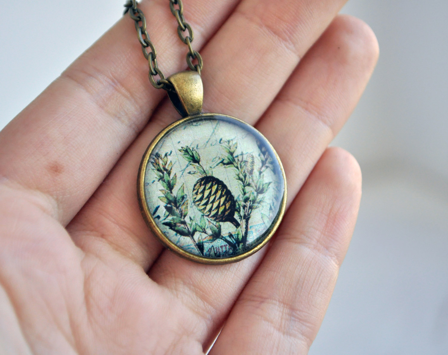 Шишка - винтажный кулон на длинной цепочке