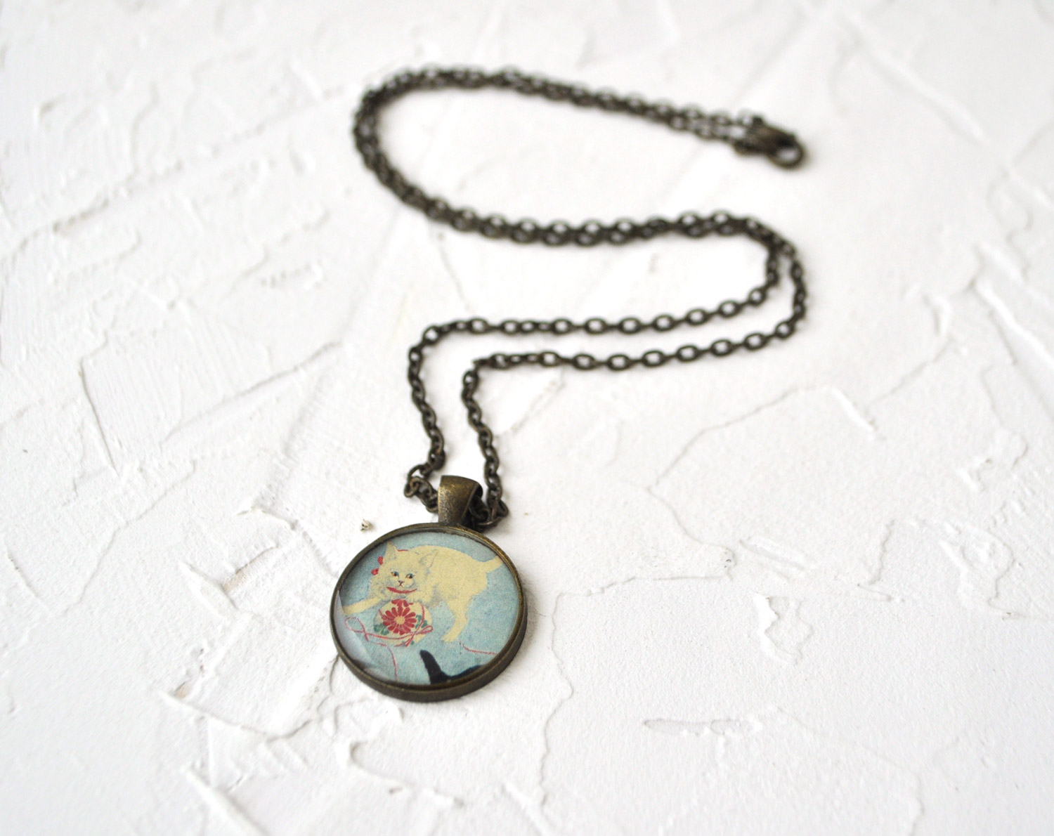 Кот с клубочком - винтажный кулон на длинной цепочке
