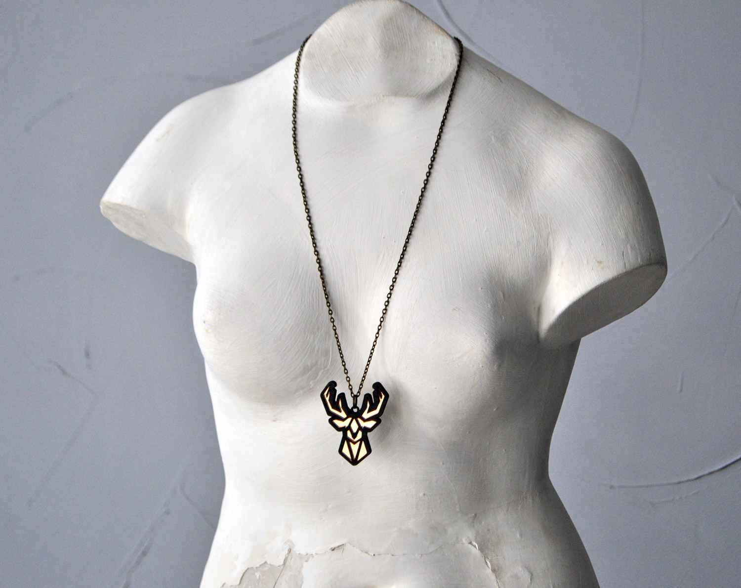 Олень зеркальный - кулон на длинной цепочке