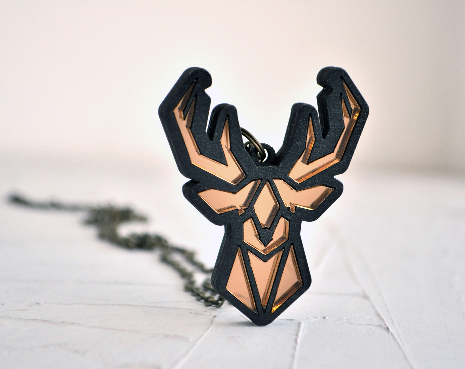 Олень зеркальный - кулон на длинной цепочке