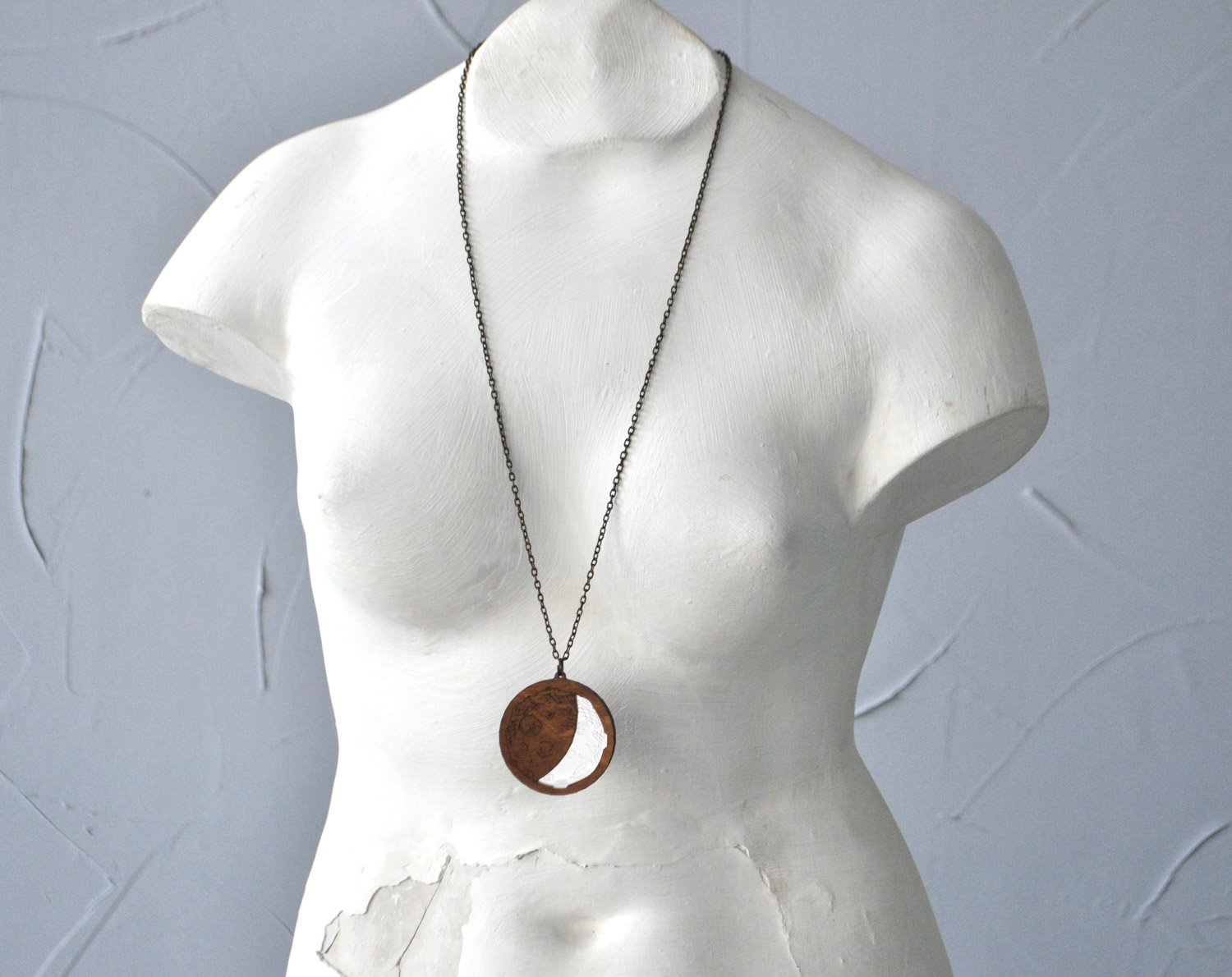 Луна - кулон на длинной цепочке