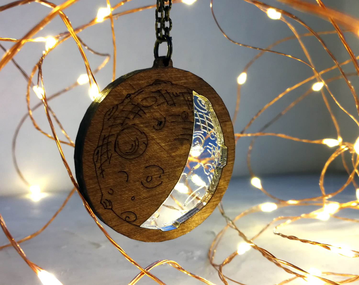 Луна - кулон на длинной цепочке