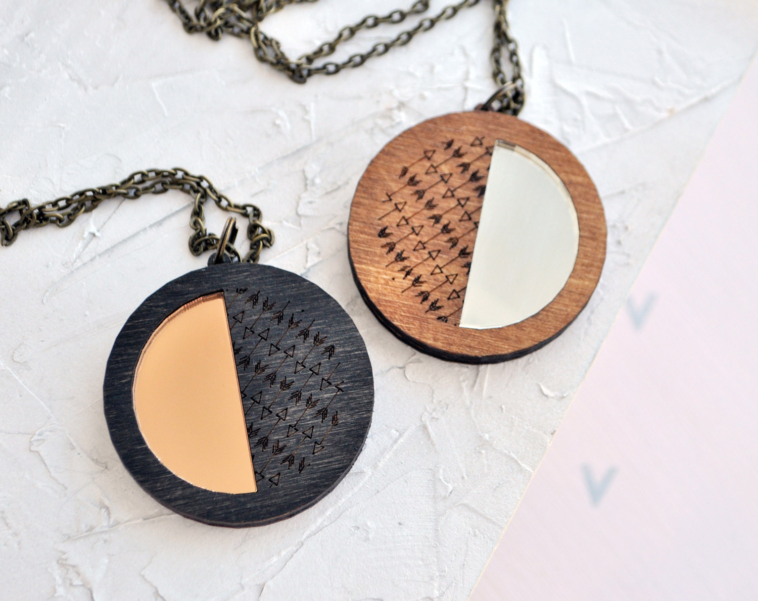 Полукруг со стрелками - кулон на длинной цепочке