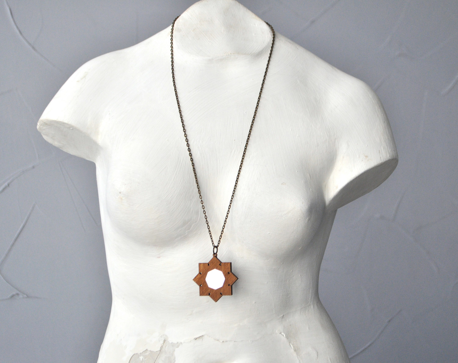 Цветок - кулон на длинной цепочке