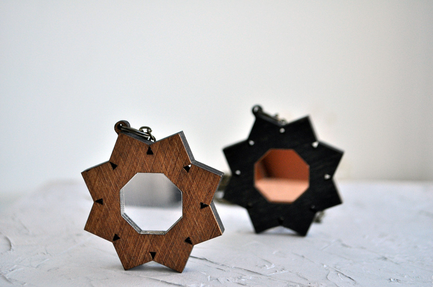 Цветок - кулон на длинной цепочке