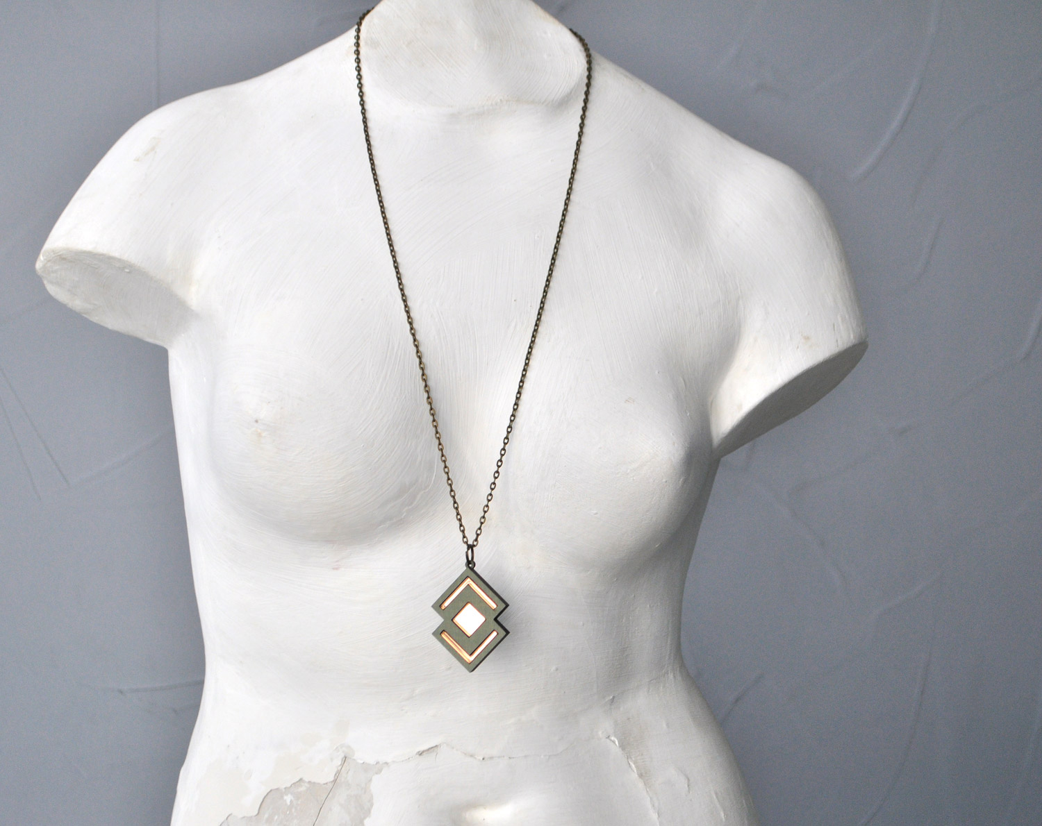 Призма с пересечением - кулон на длинной цепочке