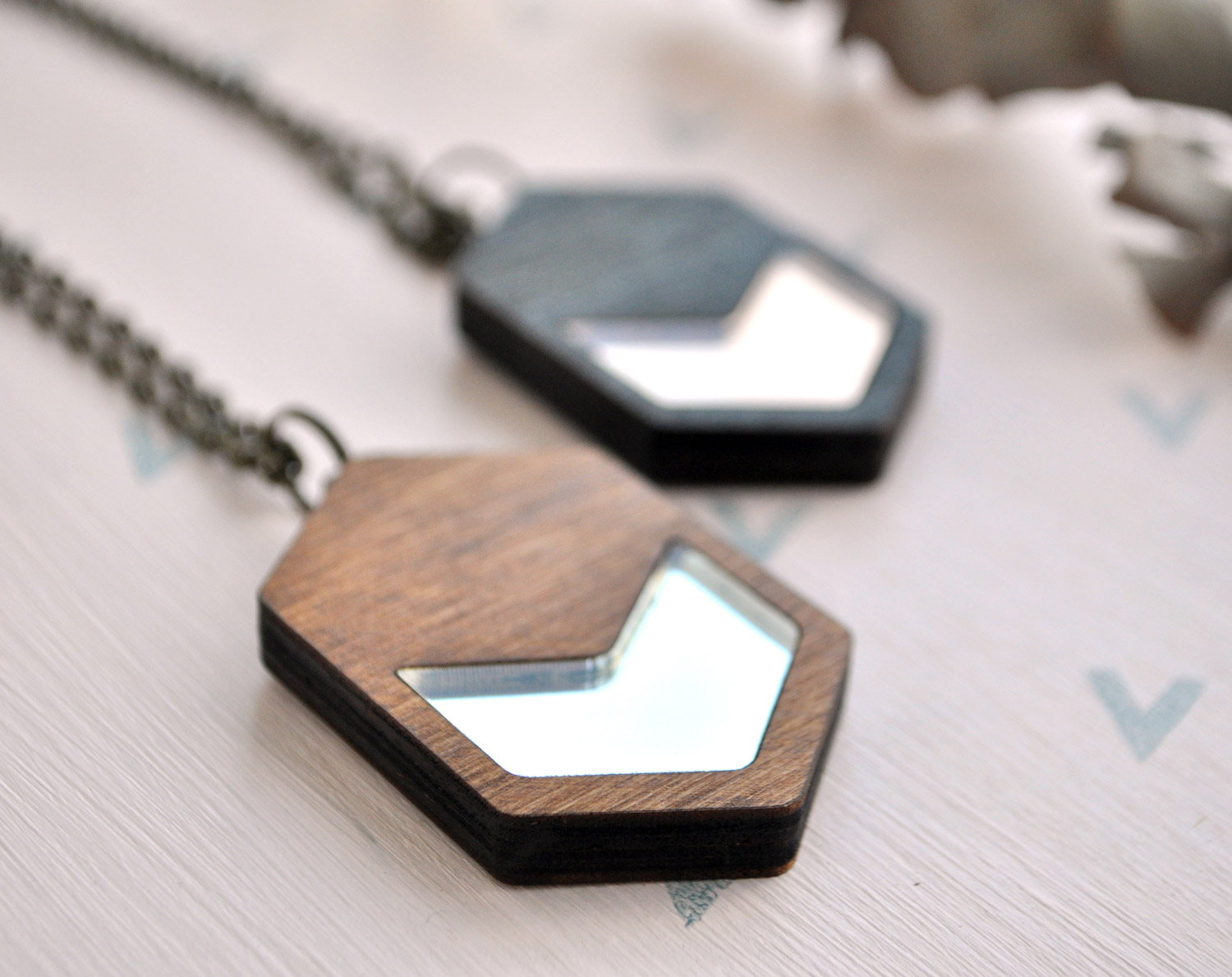 Призма - кулон на длинной цепочке