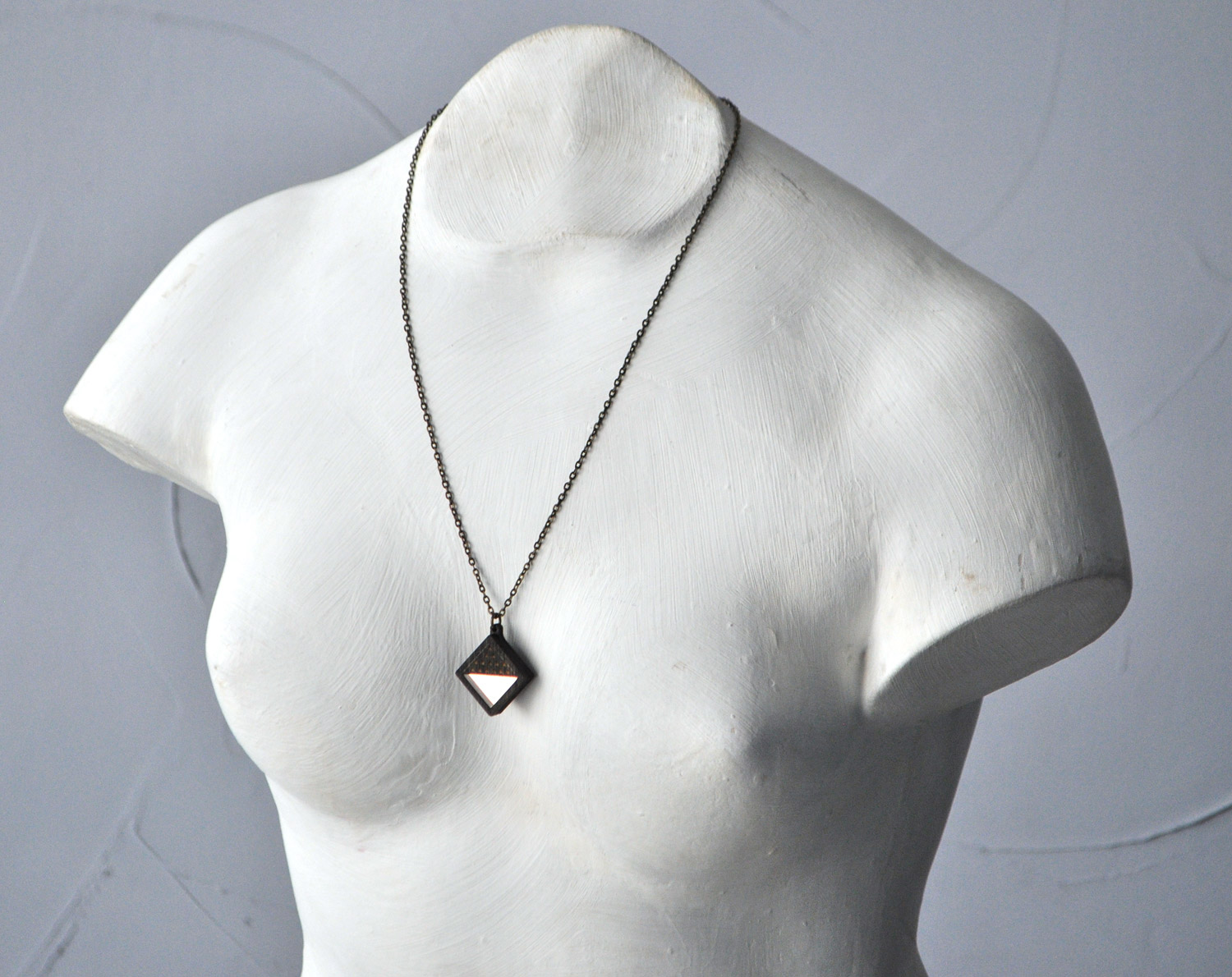 Треугольная призма с гравировкой - кулон на длинной цепочке