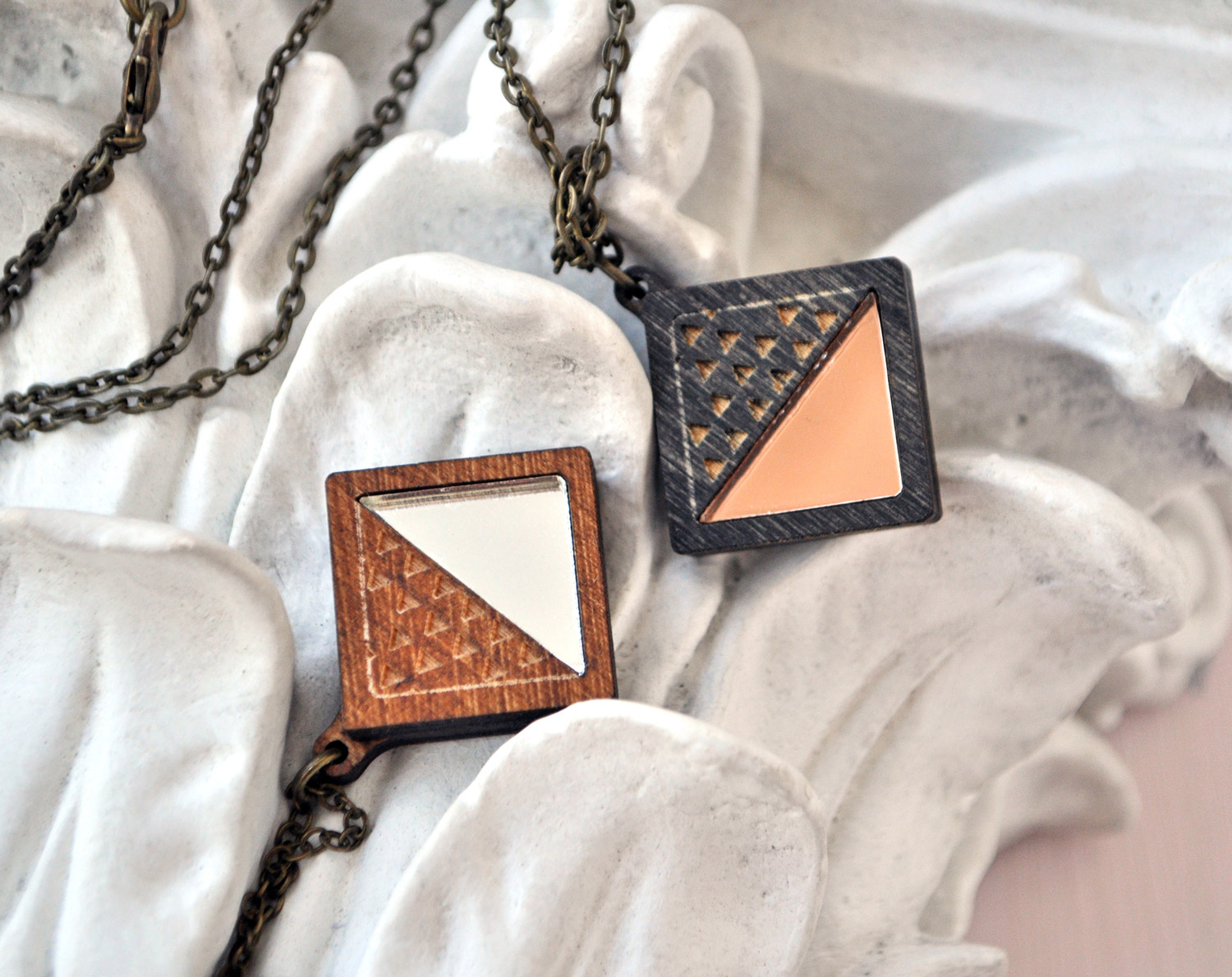 Треугольная призма с гравировкой - кулон на длинной цепочке