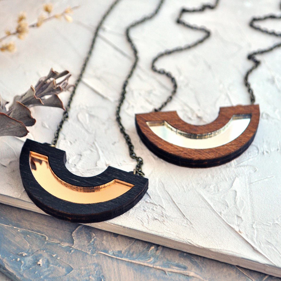 Полукруг - дуга - кулон на длинной цепочке