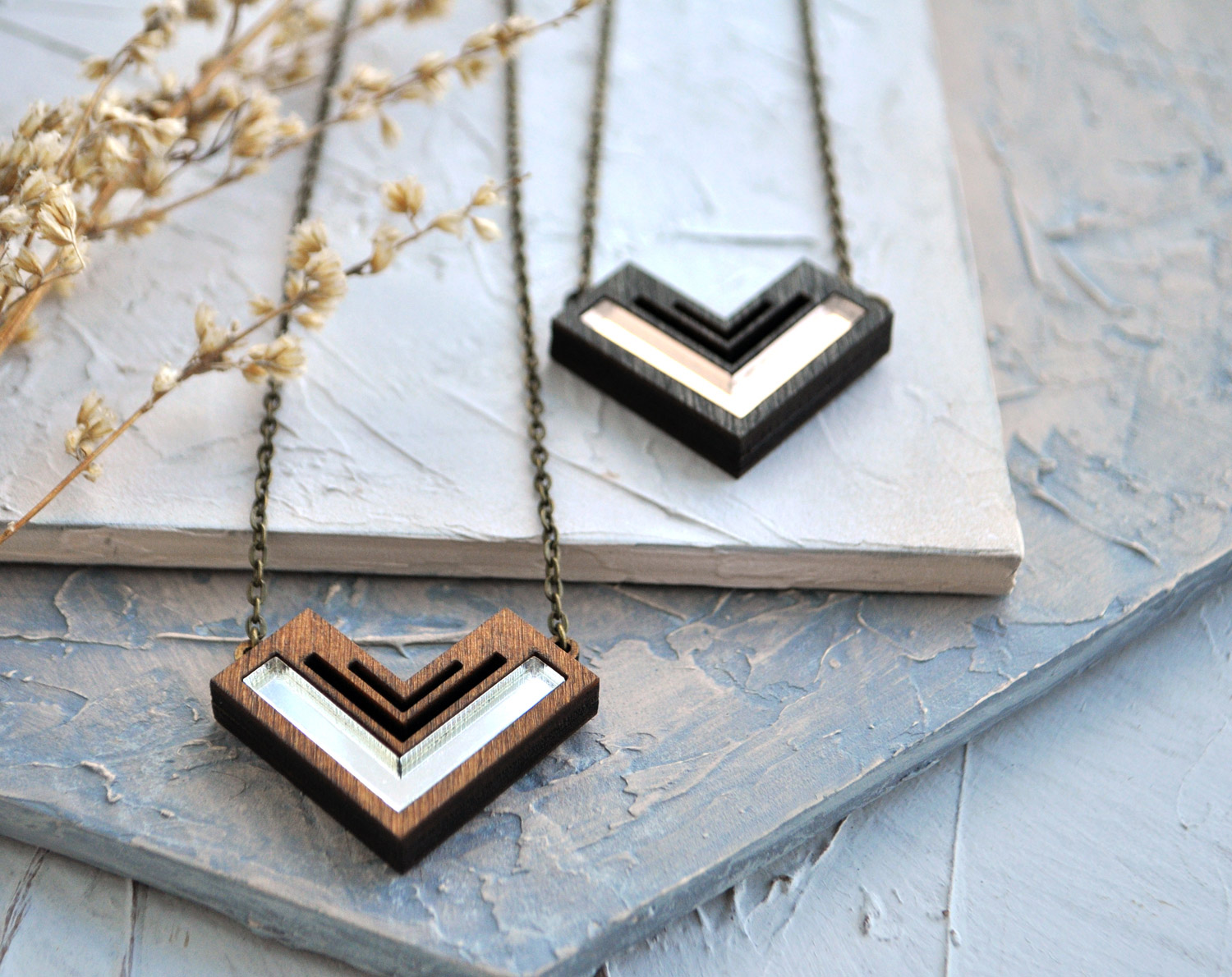 Призма - углы - кулон на длинной цепочке