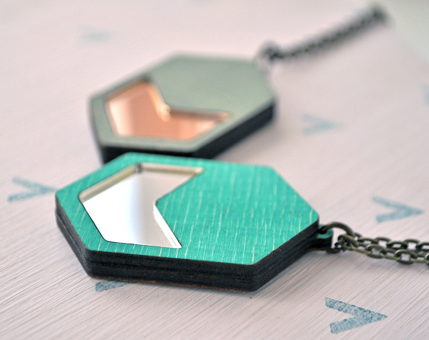 Призма яркая - кулон на длинной цепочке