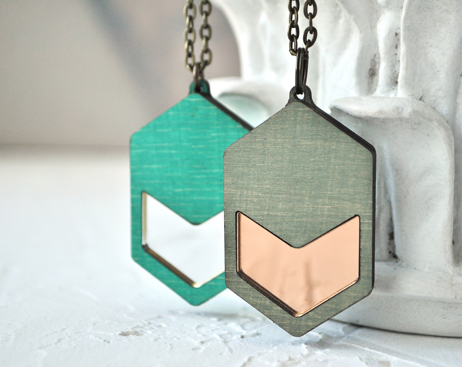 Призма яркая - кулон на длинной цепочке