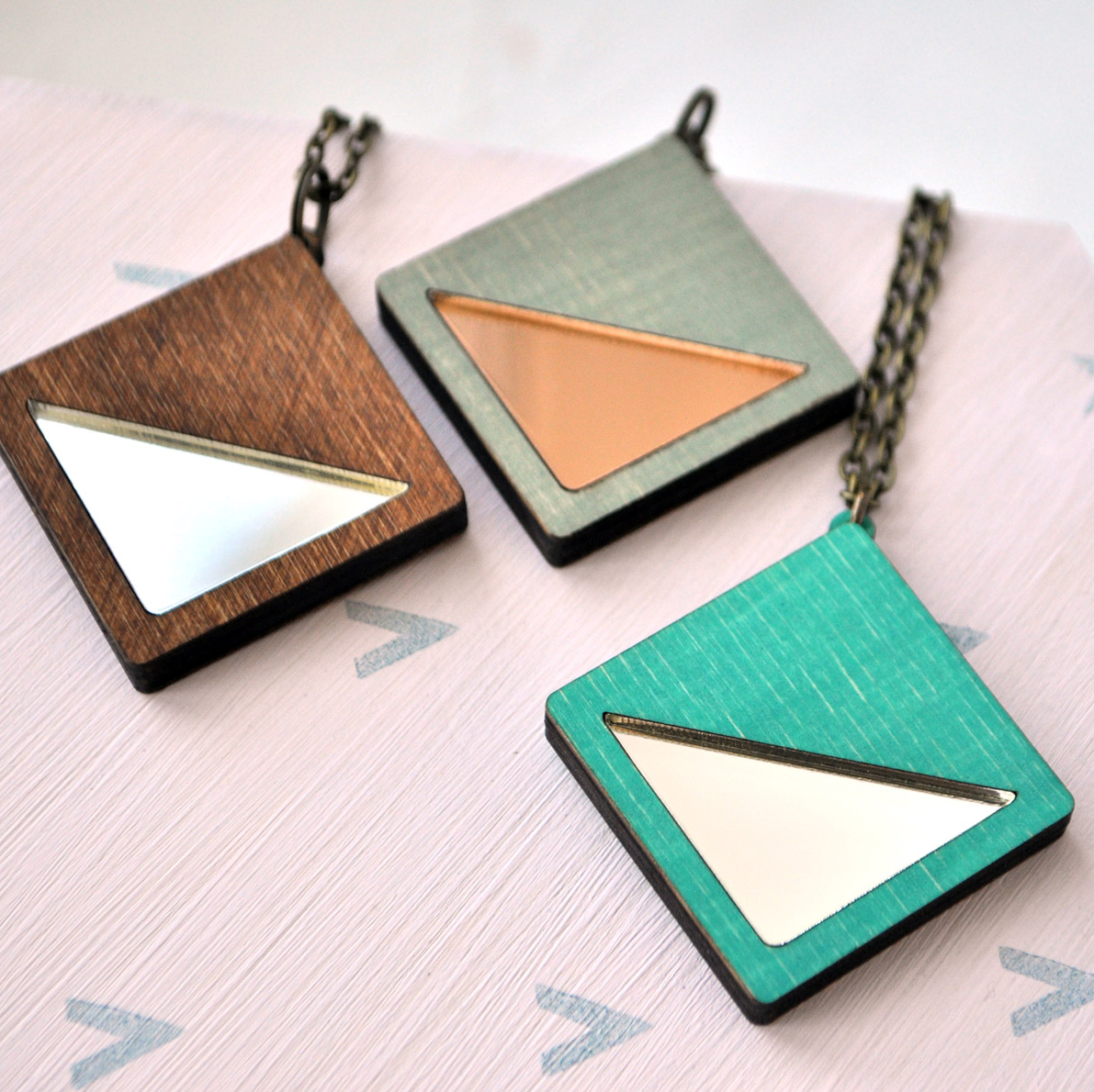 Треугольник - кулон на длинной цепочке