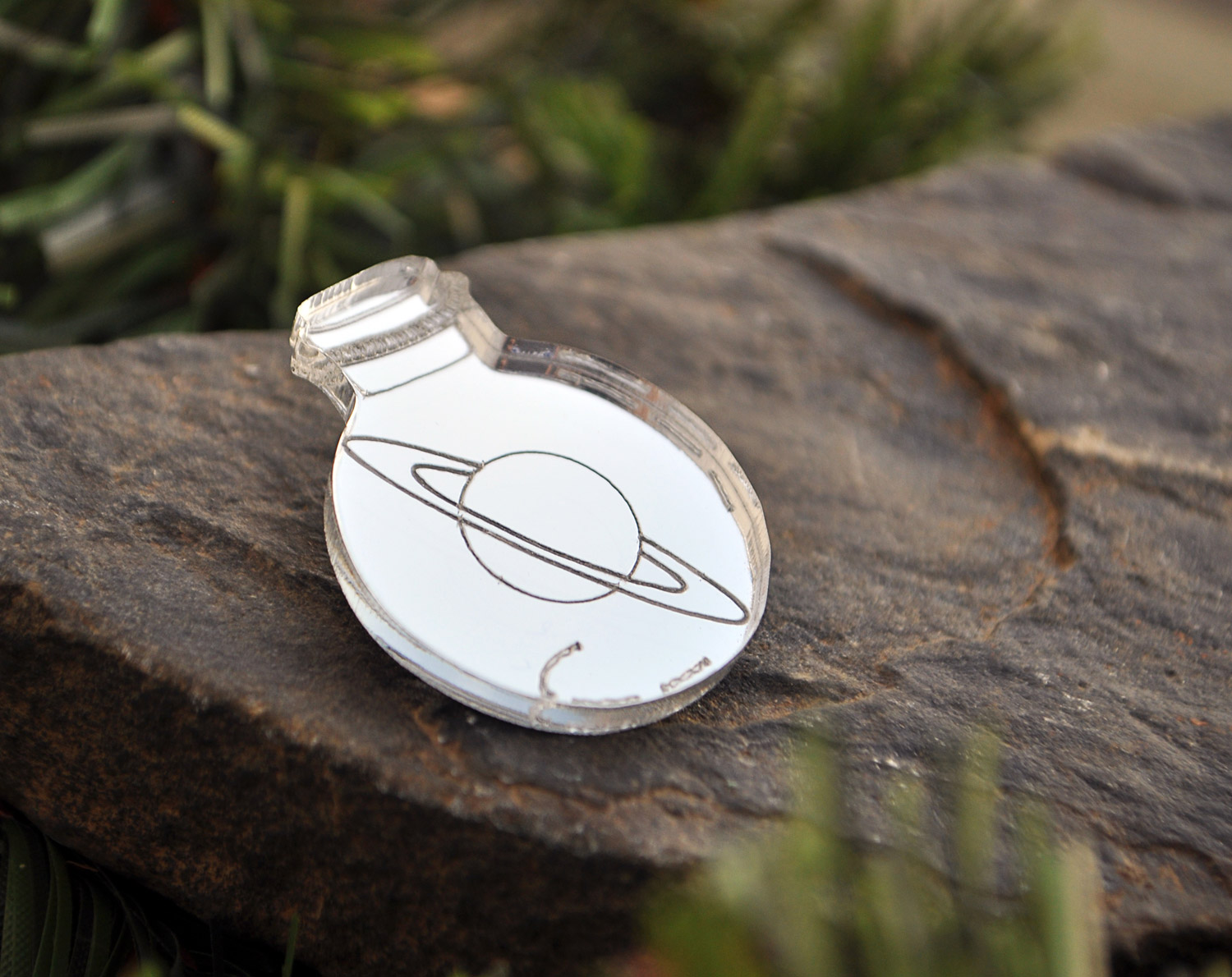 Баночка с Сатурном - зеркальная брошь