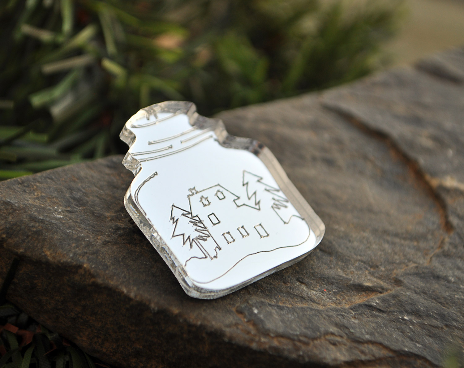 Баночка с домиком в лесу - зеркальная брошь