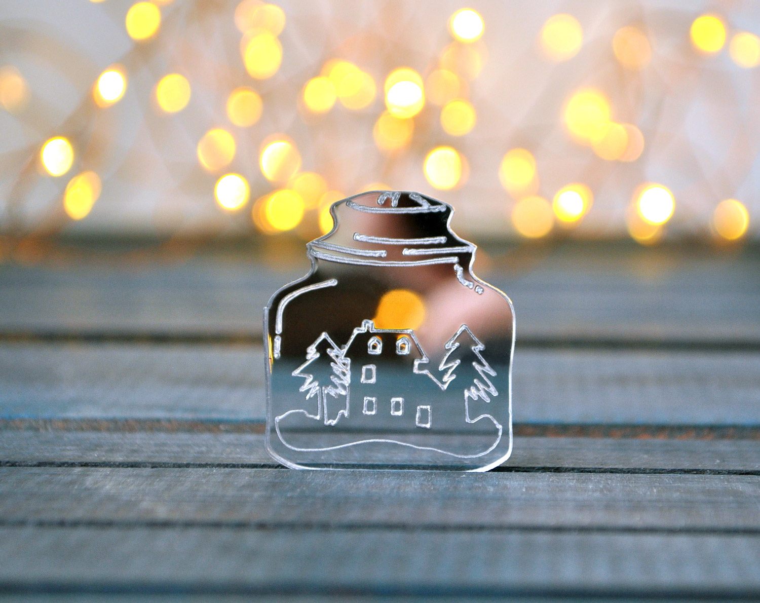 Баночка с домиком в лесу - зеркальная брошь