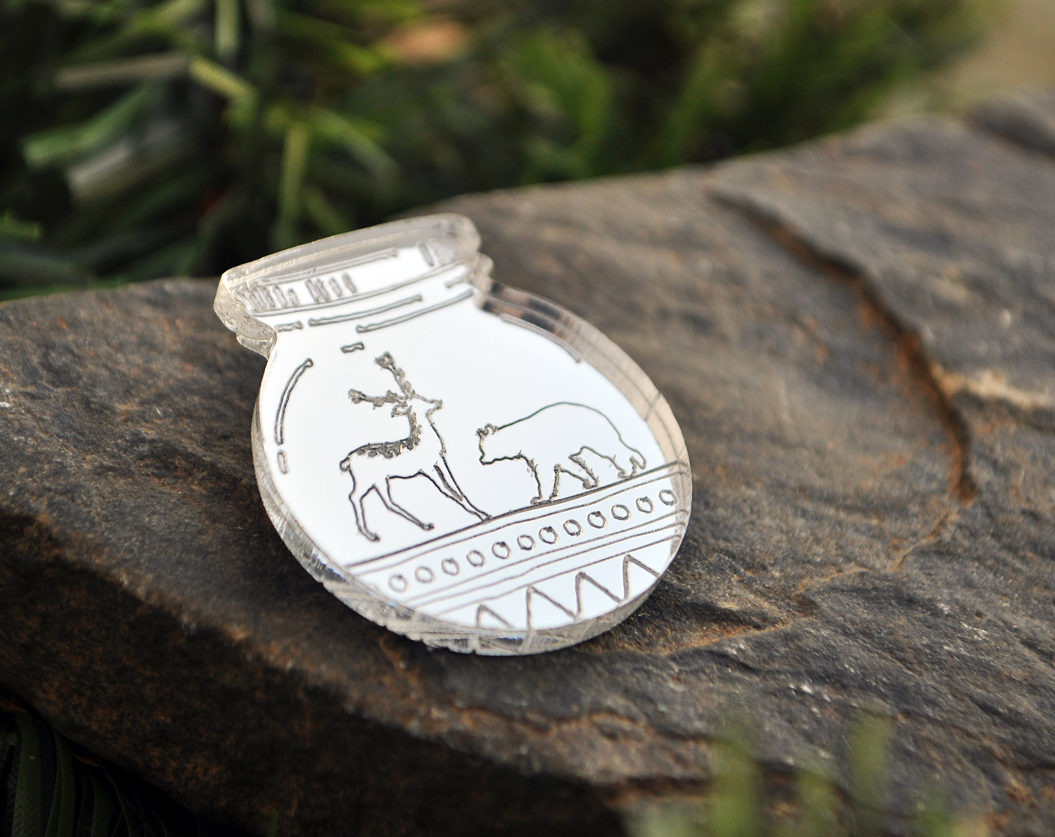 Баночка с оленем и медведем - зеркальная брошь